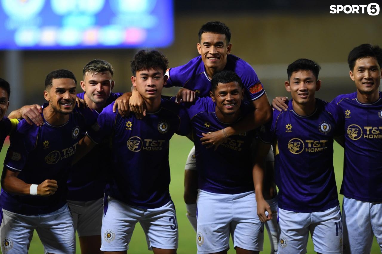 Vợ Xu&acirc;n Mạnh c&ugrave;ng hai con ăn mừng cuồng nhiệt khi chồng ghi b&agrave;n cho H&agrave; Nội FC - Ảnh 5.