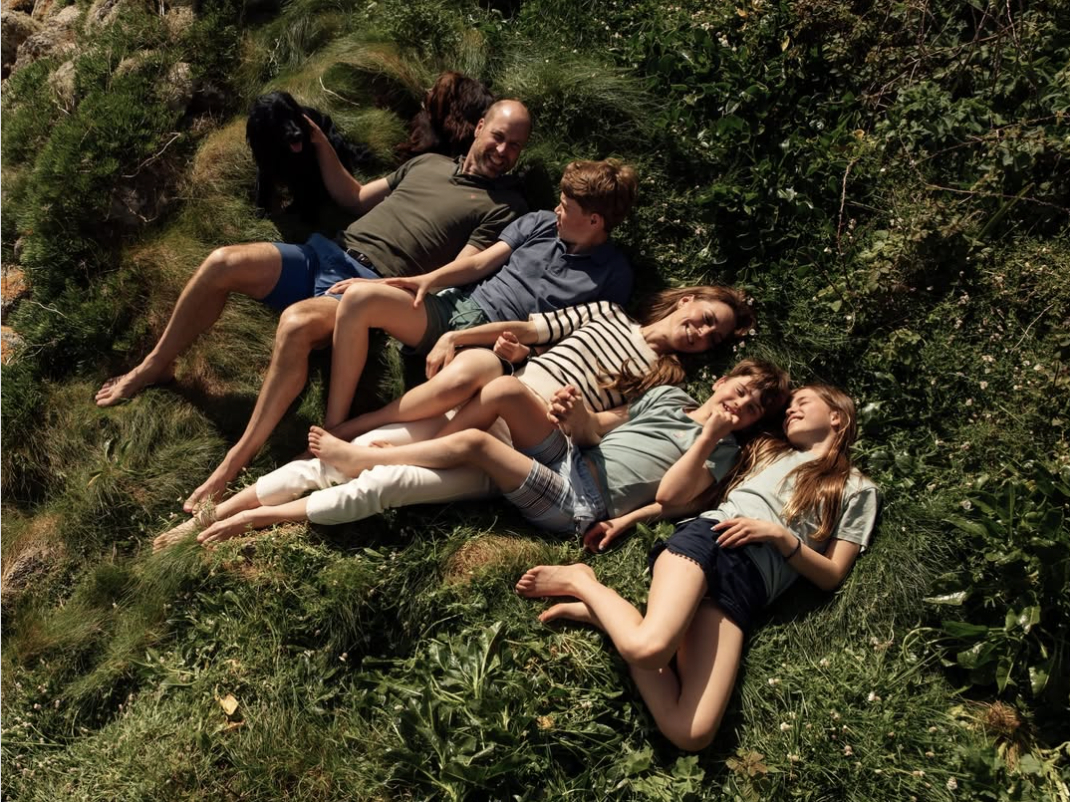 William v&agrave; Kate kỷ niệm 15 năm h&ocirc;n nh&acirc;n với bức ảnh gia đ&igrave;nh ấm &aacute;p tại Cornwall - Ảnh 1.