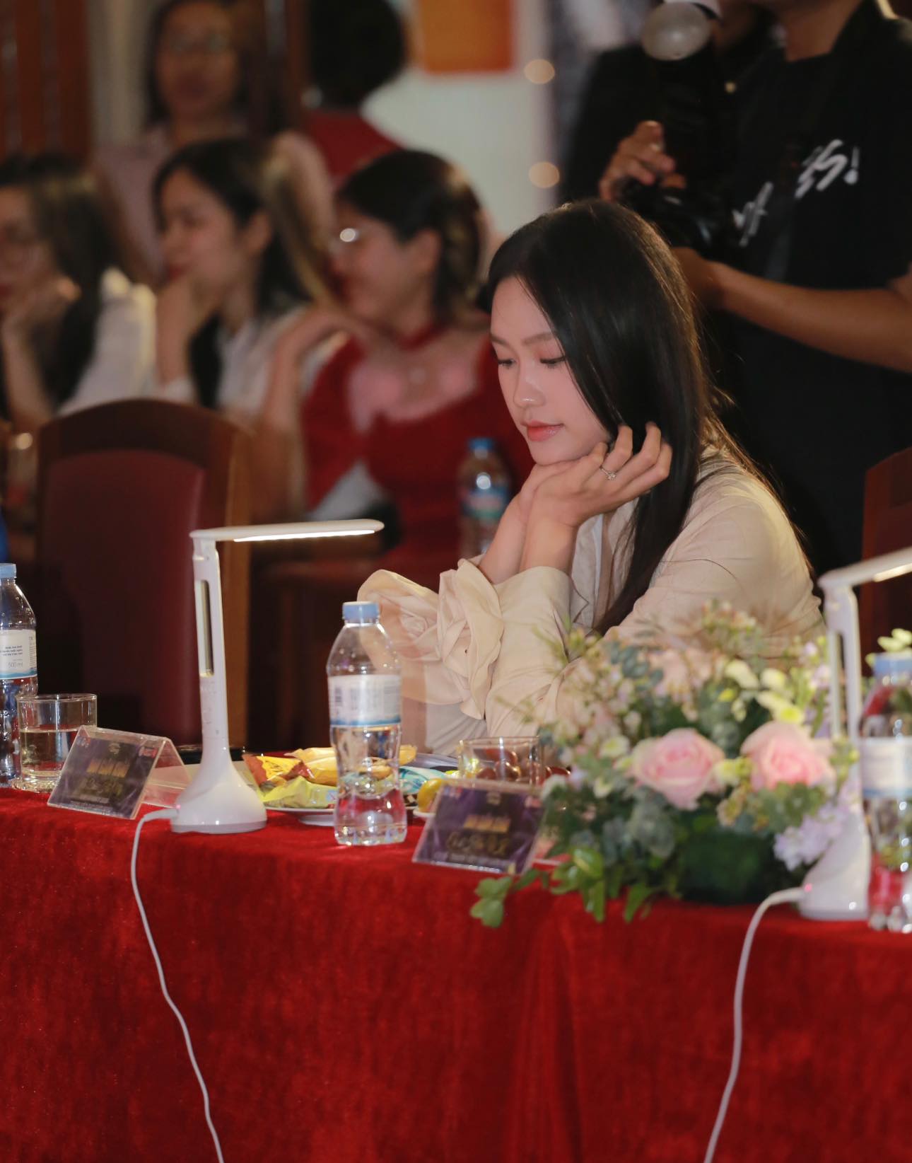 Do&atilde;n Hải My nổi loạn khi học Thạc sĩ Luật - h&agrave;nh tr&igrave;nh của vợ Văn Hậu - Ảnh 2.