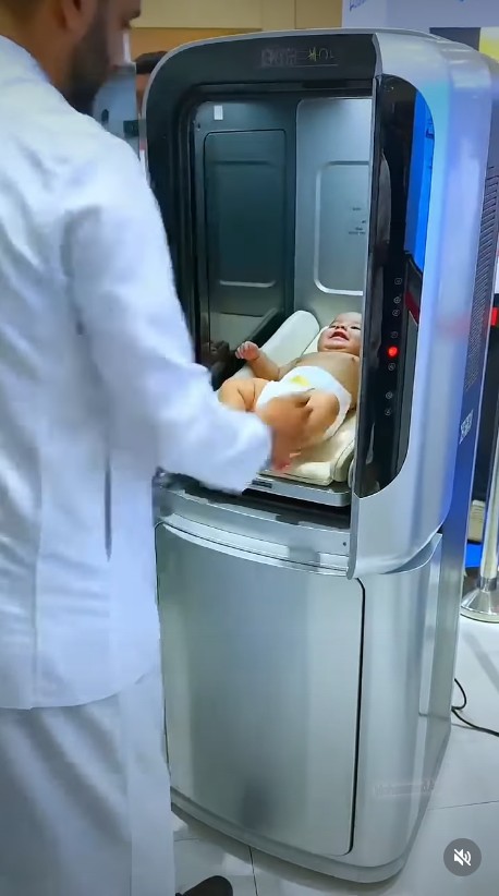Clip robot AI cho em b&eacute; b&uacute; sữa g&acirc;y tranh c&atilde;i, sự thật về c&ocirc;ng nghệ - Ảnh 3.