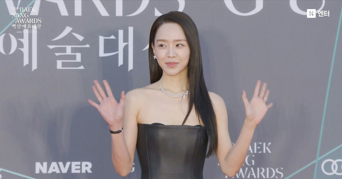 Một mỹ nh&acirc;n xinh đẹp l&acirc;m cảnh kh&oacute; xử tr&ecirc;n thảm đỏ Baeksang, được khen ngời v&igrave; gương mặt kh&ocirc;ng ch&uacute;t biến sắc- Ảnh 3.