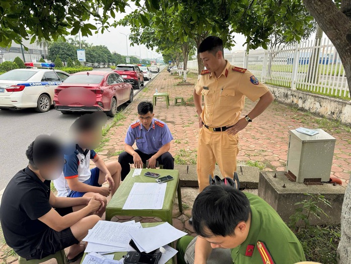 Vi phạm nồng độ cồn, t&agrave;i xế t&ocirc;ng xe CSGT tại Th&aacute;i Nguy&ecirc;n - Ảnh 2.
