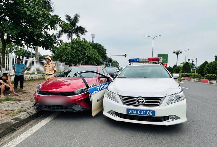 Vi phạm nồng độ cồn, t&agrave;i xế t&ocirc;ng xe CSGT tại Th&aacute;i Nguy&ecirc;n - Ảnh 1.