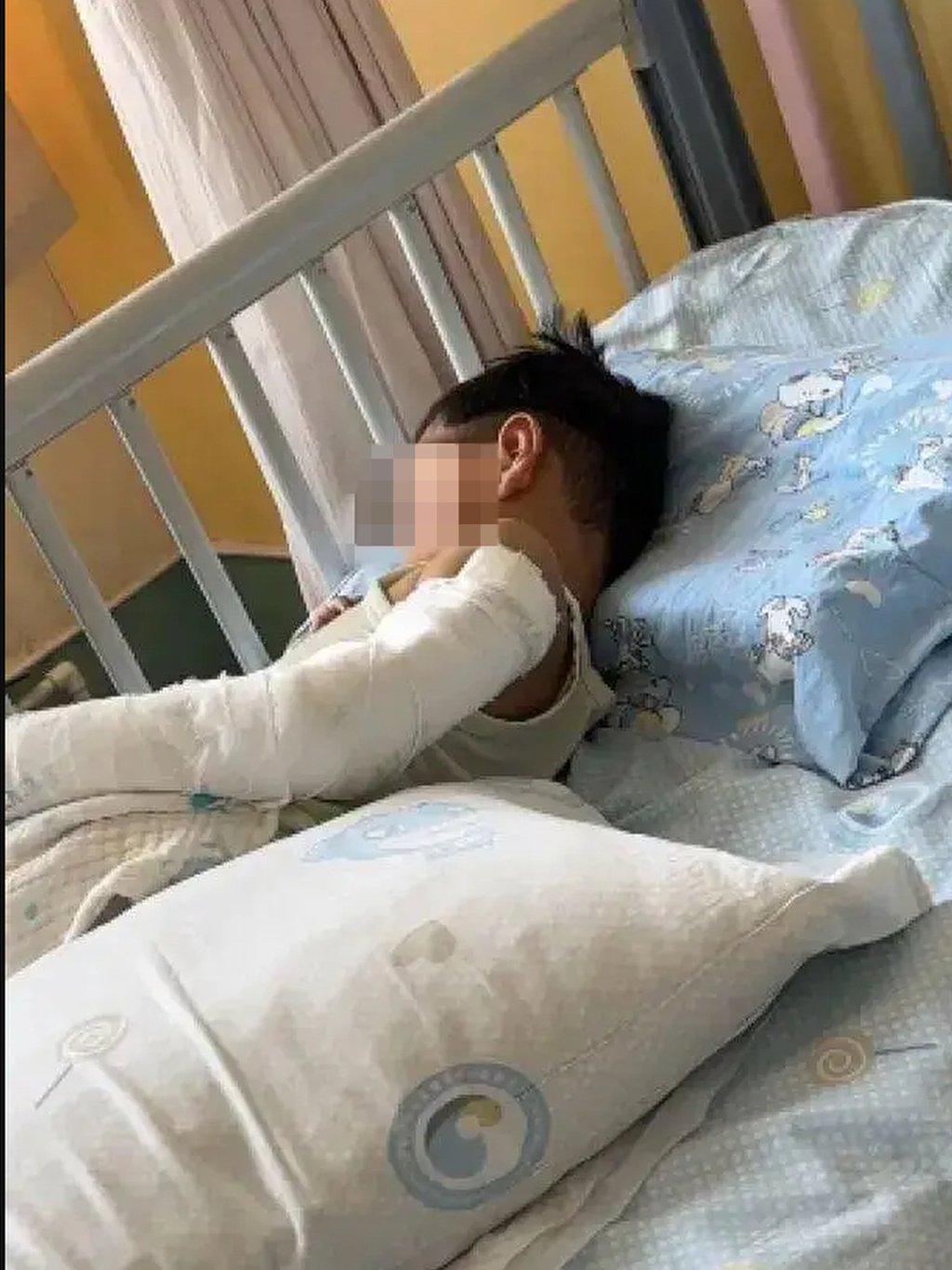 B&eacute; trai 4 tuổi ng&atilde; từ tầng 11 chung cư: C&acirc;u chuyện cảm động về t&igrave;nh y&ecirc;u cha mẹ - Ảnh 1.