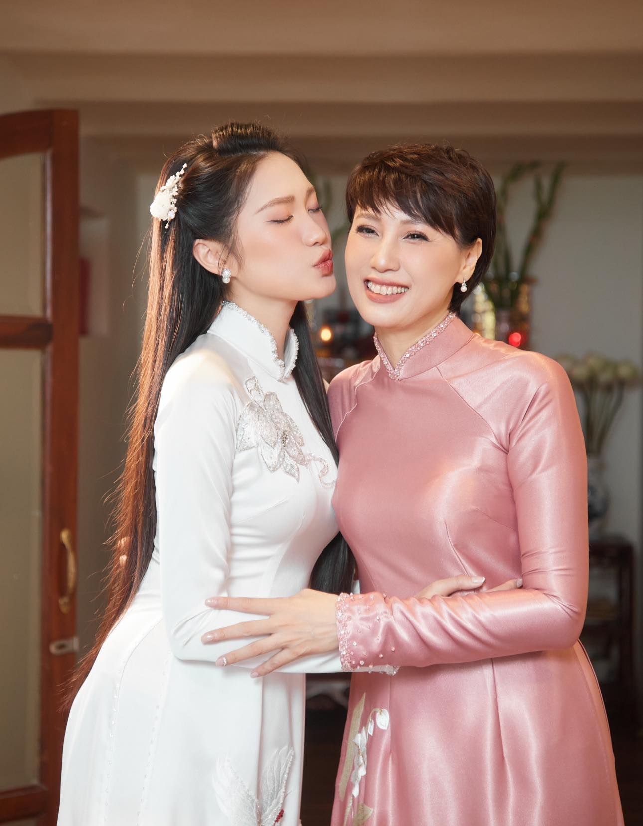 Mẹ Do&atilde;n Hải My g&acirc;y sốt với nhan sắc trẻ đẹp kh&ocirc;ng tuổi B&ecirc;n ch&aacute;u ngọai - Ảnh 4.