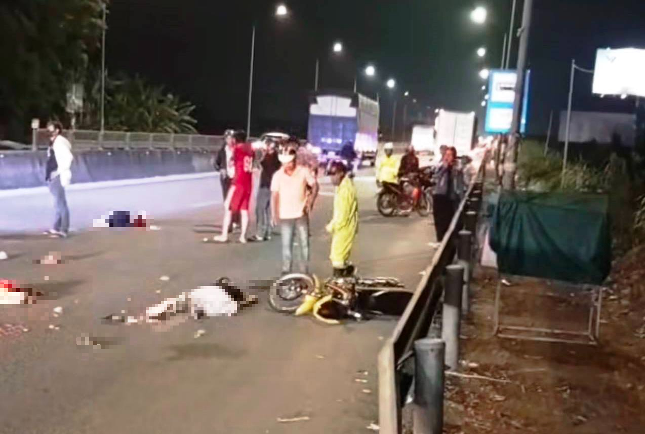 Tai nạn giao th&ocirc;ng nghi&ecirc;m trọng tại Quảng Ng&atilde;i khiến 3 cha con thương vong - Ảnh 1.