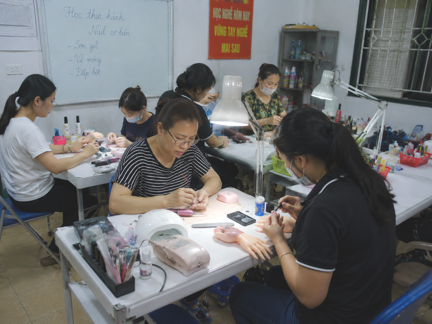 Khi vỉa h&egrave; kh&ocirc;ng c&ograve;n l&agrave; nơi mưu sinh dễ d&agrave;ng: Nhiều lao động bắt đầu học nghề ngắn hạn để đổi hướng - Ảnh 2.