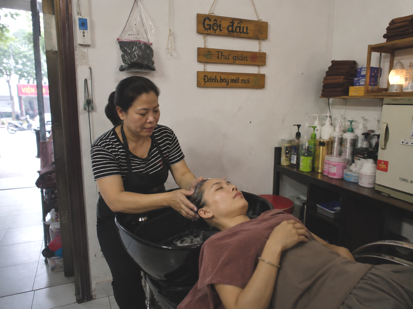 Khi vỉa h&egrave; kh&ocirc;ng c&ograve;n l&agrave; nơi mưu sinh dễ d&agrave;ng: Nhiều lao động bắt đầu học nghề ngắn hạn để đổi hướng - Ảnh 4.