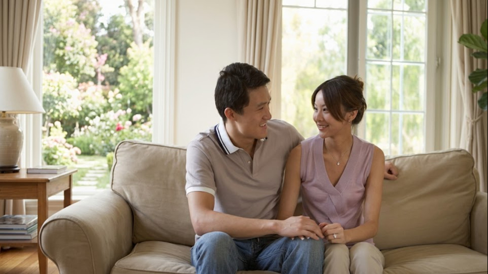 Vợ chồng h&agrave;ng x&oacute;m l&uacute;c n&agrave;o cũng cười với nhau ở thang m&aacute;y, nắm tay khi ra ngo&agrave;i... đến ng&agrave;y t&igrave;nh cờ biết b&iacute; mật của họ, t&ocirc;i cứ nghĩ m&atilde;i - Ảnh 1.