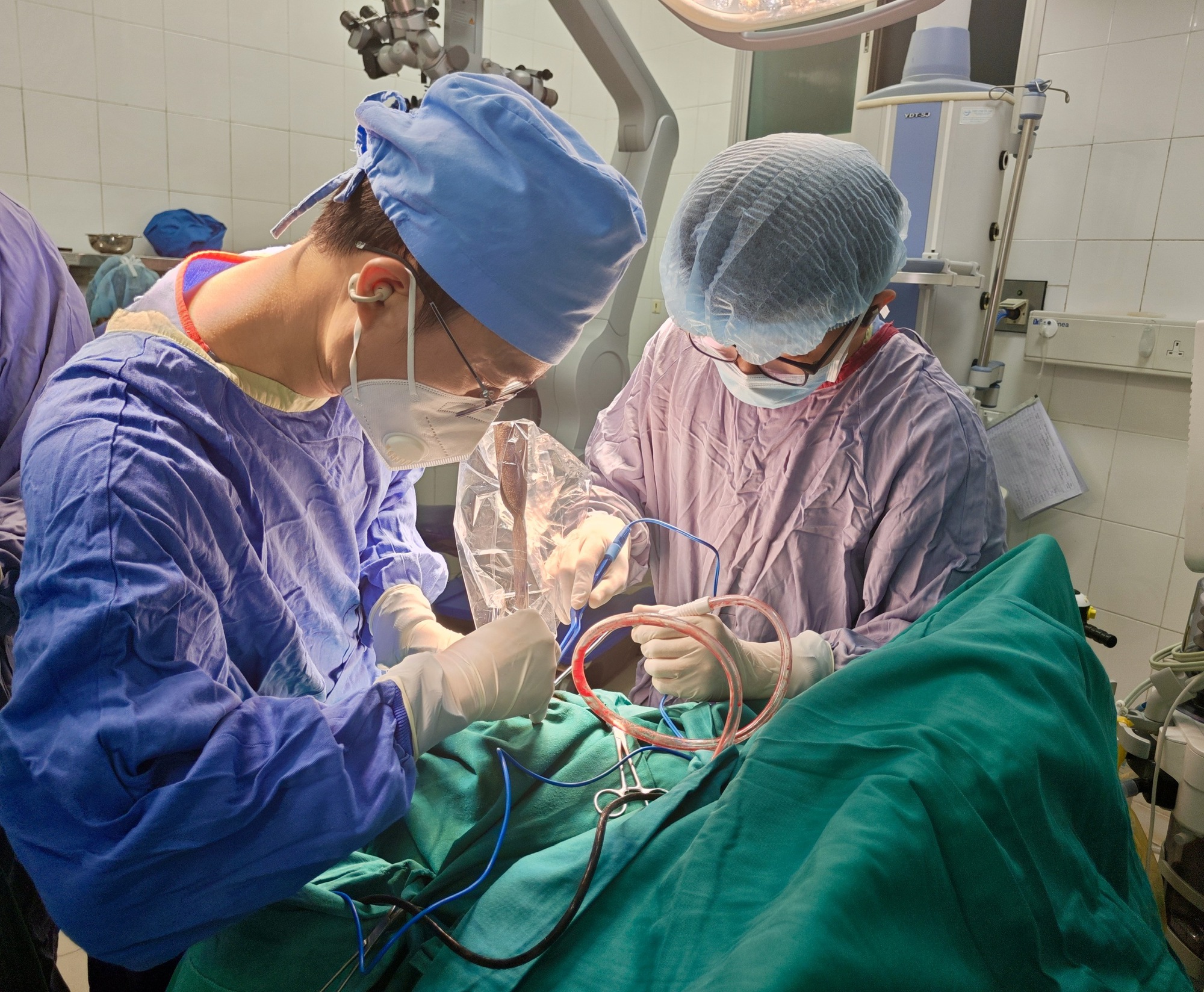 Chơi đ&ugrave;a c&ugrave;ng anh trai , b&eacute; 11 tuổi gặp tai nạn nghi&ecirc;m trọng với dao cắm v&agrave;o đầu - Ảnh 2.