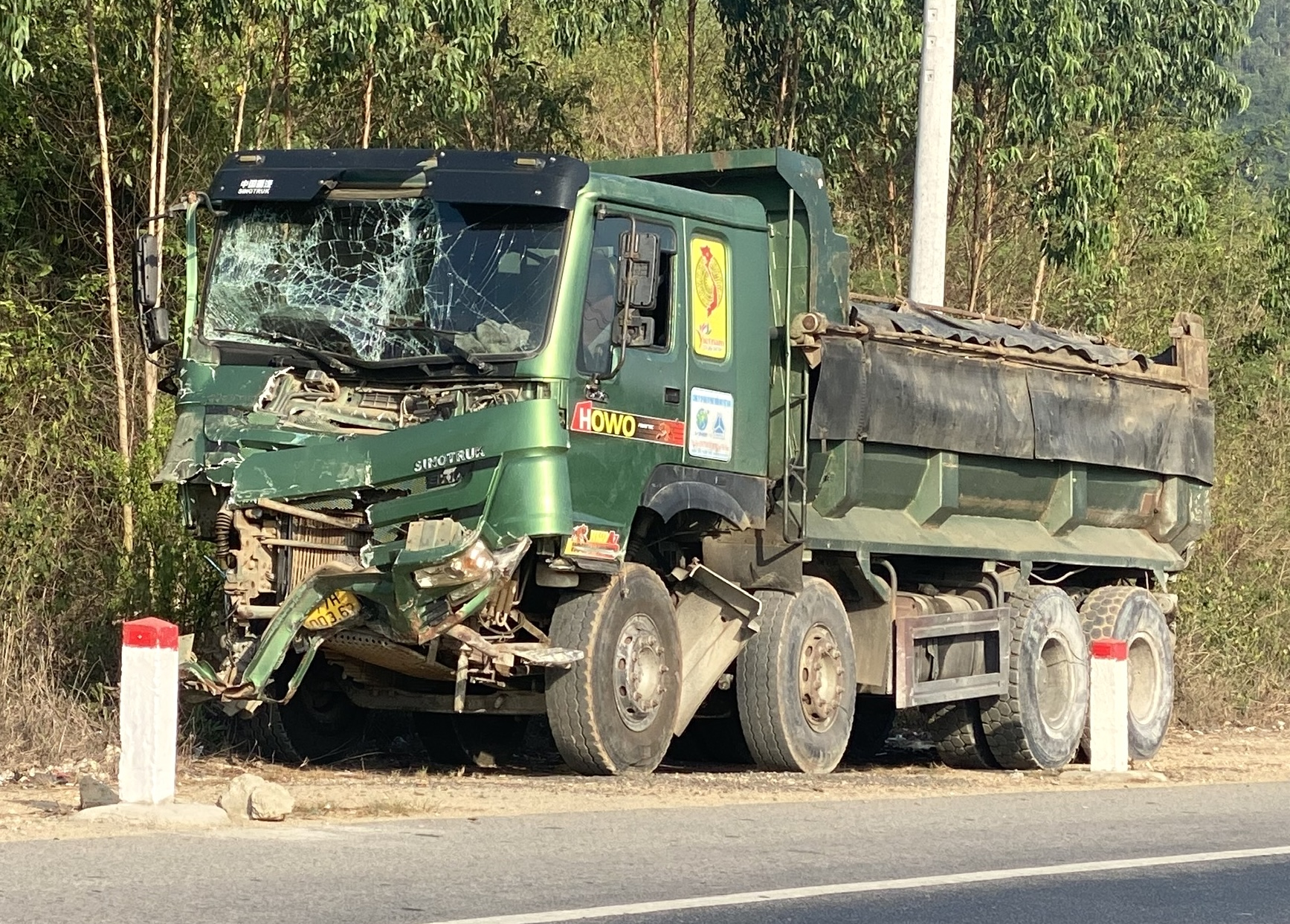 X&aacute;c định nguy&ecirc;n nh&acirc;n xe tải t&ocirc;ng xe kh&aacute;ch rơi xuống vực 40 m&eacute;t ở Gia Lai - Ảnh 4.