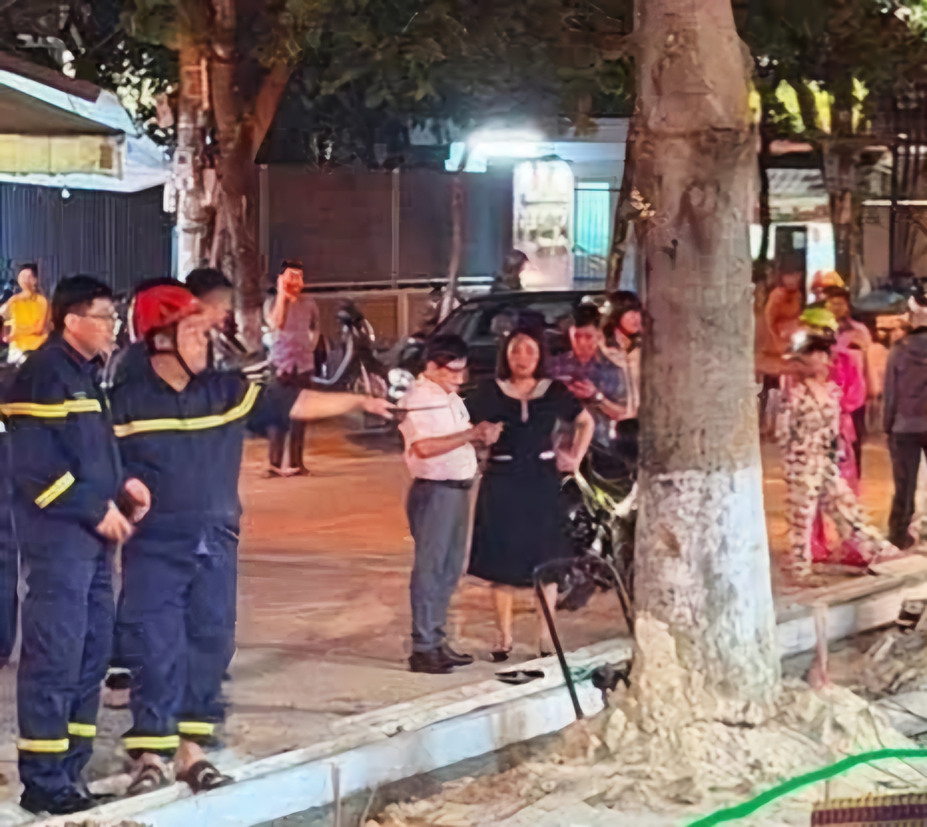 C&ocirc;ng nh&acirc;n tử vong do bức tường qu&aacute;n c&agrave; ph&ecirc; đổ sập ở Đ&agrave; Nẵng - Ảnh 1.