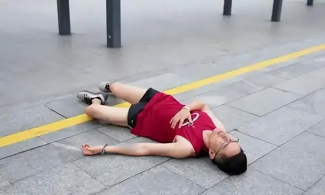 Ngày càng có nhiều người đột tử: Bác sĩ nhắc lại: Ăn thịt lợn còn tốt hơn là làm 3 điều này - Ảnh 1.