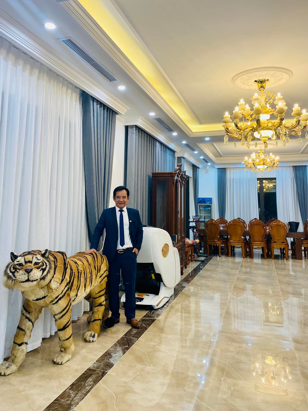 NSƯT Quang T&egrave;o v&agrave; cuộc sống b&igrave;nh y&ecirc;n trong biệt thự 1 . 000 M&sup2; tại H&agrave; Nội - Ảnh 10.