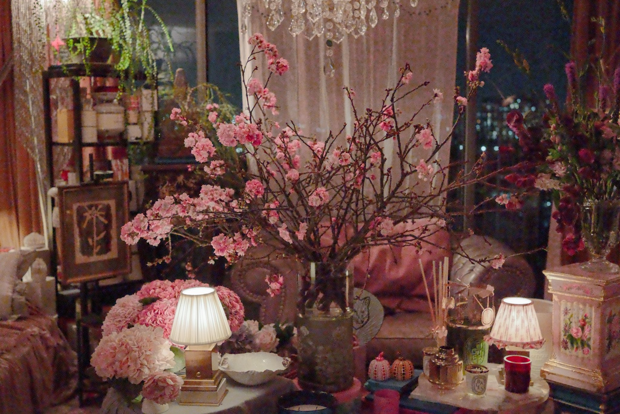 Ngắm kh&ocirc;ng gian sống như qu&aacute;n cafe tại nh&agrave; của hội chủ shop v&agrave; nghệ sĩ Việt 2026 - Ảnh 13.