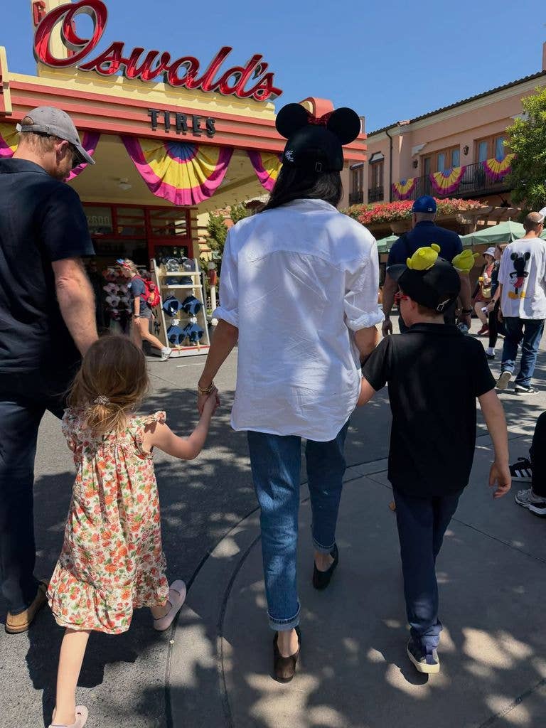 Meghan v&agrave; gia đ&igrave;nh tận hưởng Ng&agrave;y của Mẹ tại Disneyland năm 2026 - Ảnh 1.