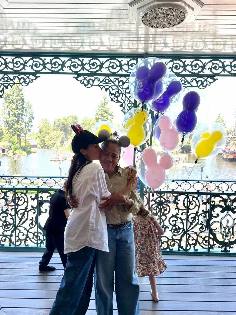 Meghan v&agrave; gia đ&igrave;nh tận hưởng Ng&agrave;y của Mẹ tại Disneyland năm 2026 - Ảnh 2.