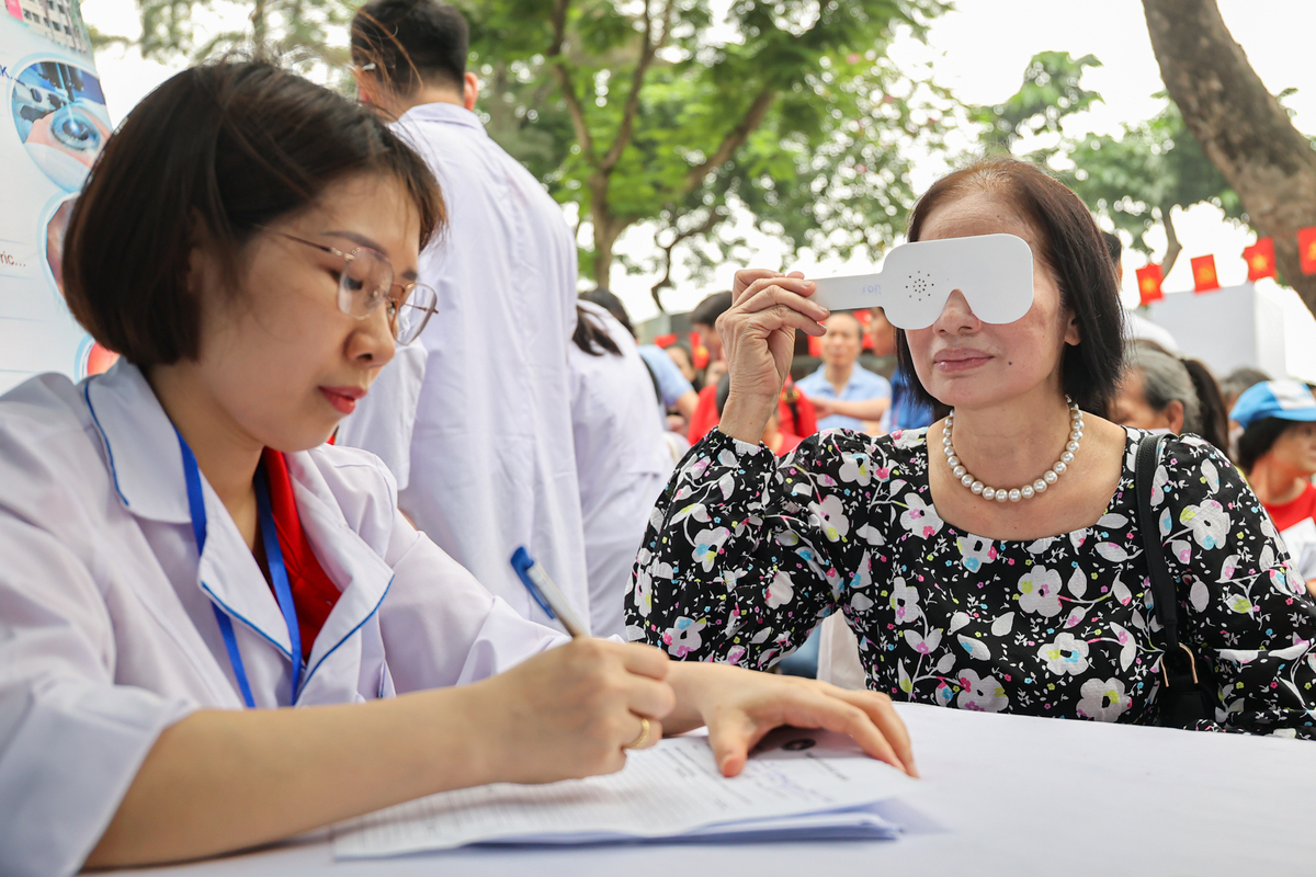 Người cao tuổi được kh&aacute;m sức khỏe định kỳ miễn ph&iacute; &iacute;t nhất mỗi năm một lần - Ảnh 2.