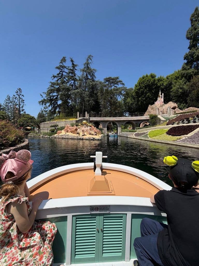 Meghan v&agrave; gia đ&igrave;nh tận hưởng Ng&agrave;y của Mẹ tại Disneyland năm 2026 - Ảnh 4.