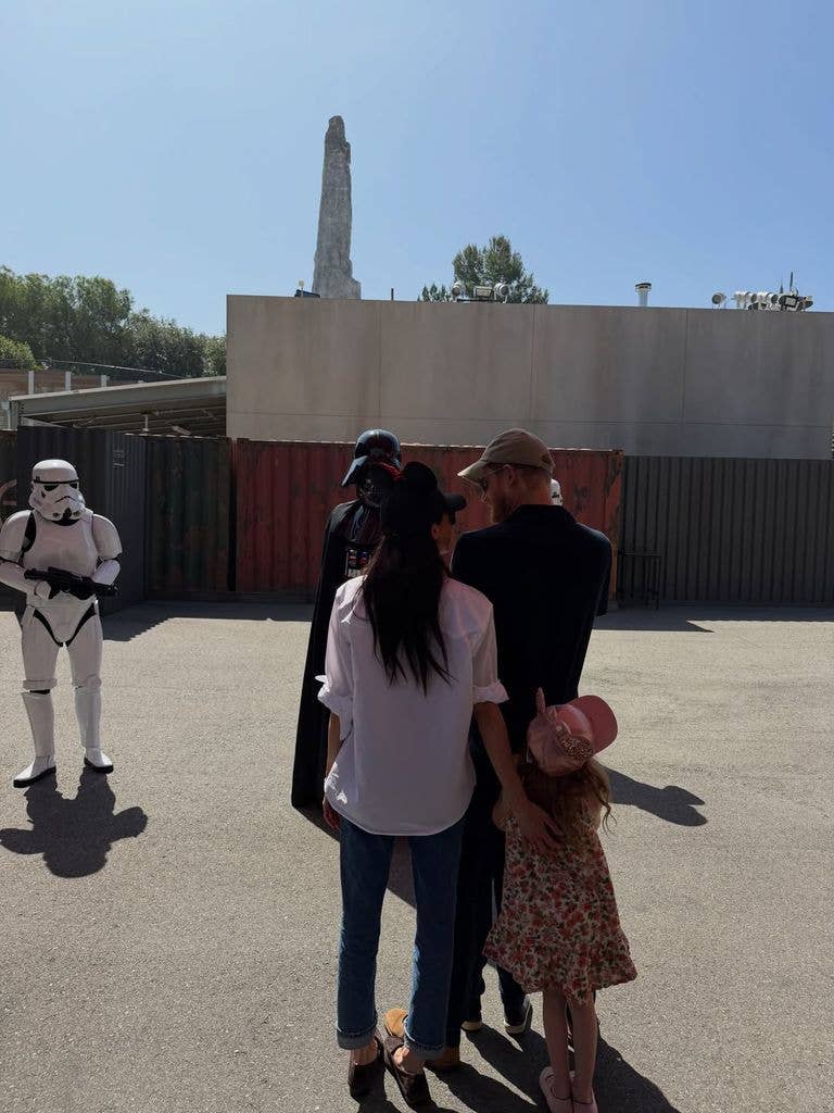 Meghan v&agrave; gia đ&igrave;nh tận hưởng Ng&agrave;y của Mẹ tại Disneyland năm 2026 - Ảnh 5.