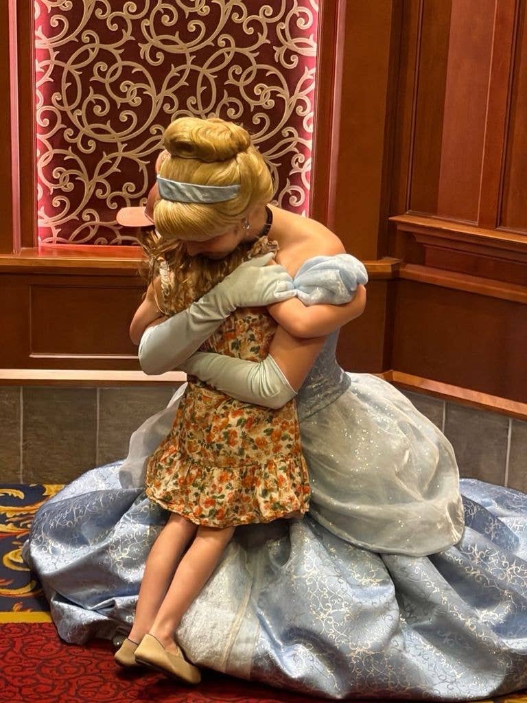Meghan v&agrave; gia đ&igrave;nh tận hưởng Ng&agrave;y của Mẹ tại Disneyland năm 2026 - Ảnh 3.