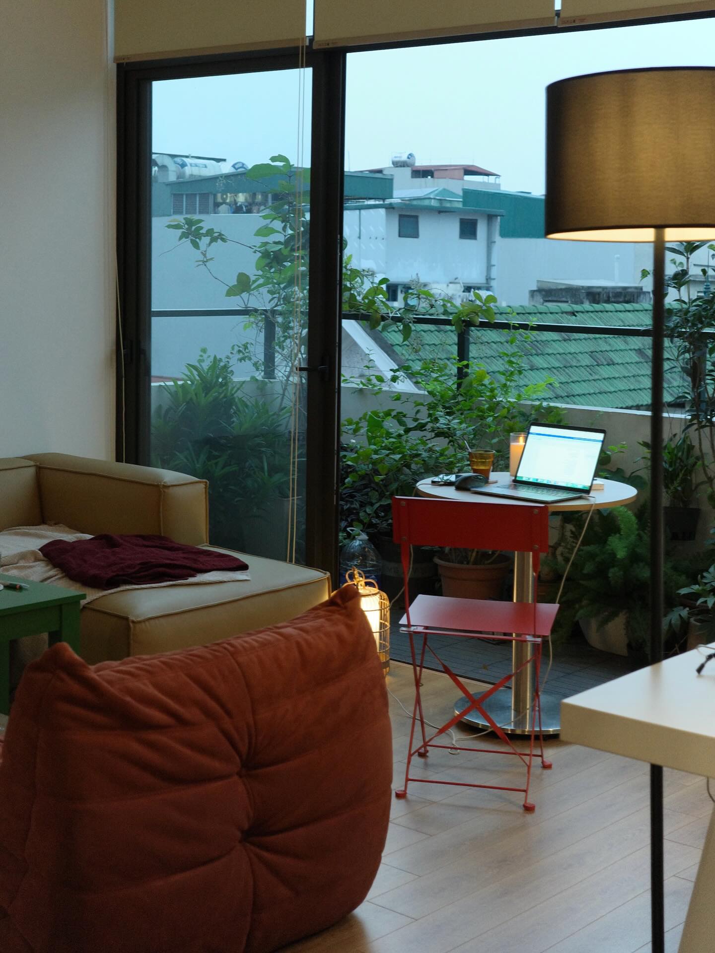 Ngắm kh&ocirc;ng gian sống như qu&aacute;n cafe tại nh&agrave; của hội chủ shop v&agrave; nghệ sĩ Việt 2026 - Ảnh 40.