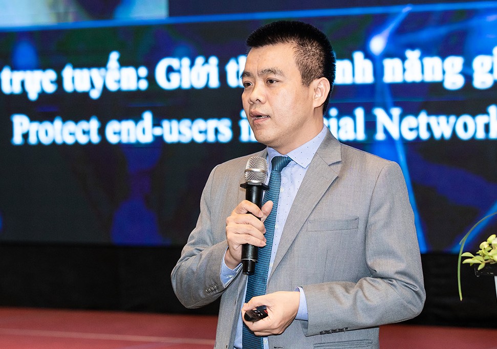 Gi&aacute;m đốc TikTok Việt Nam n&oacute;i về xử l&yacute; tin giả: C&oacute; những th&ocirc;ng tin tại thời điểm xuất hiện kh&ocirc;ng ai biết đ&uacute;ng hay sai, đ&oacute; mới nguy hiểm- Ảnh 1.