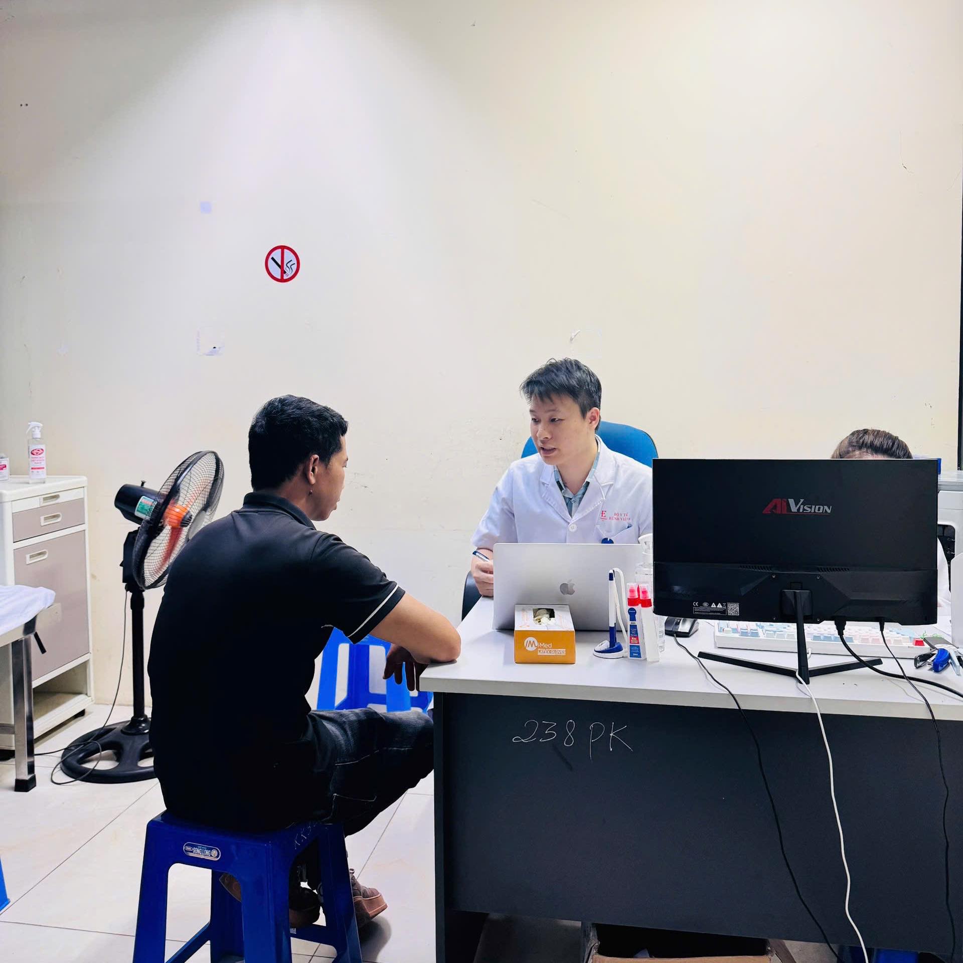 Đừng l&ecirc;n TikTok t&igrave;m c&acirc;u trả lời, nếu thấy nước tiểu c&oacute; những dấu hiệu n&agrave;y th&igrave; cần đi kh&aacute;m ngay kẻo hỏng thận - Ảnh 2.