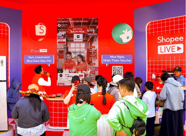 H&agrave;ng ngh&igrave;n c&ocirc;ng nh&acirc;n h&ograve;a m&igrave;nh v&agrave;o đại nhạc hội s&ocirc;i động của Shopee - Ảnh 6.