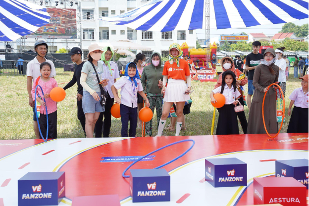 H&agrave;ng ngh&igrave;n c&ocirc;ng nh&acirc;n h&ograve;a m&igrave;nh v&agrave;o đại nhạc hội s&ocirc;i động của Shopee - Ảnh 7.