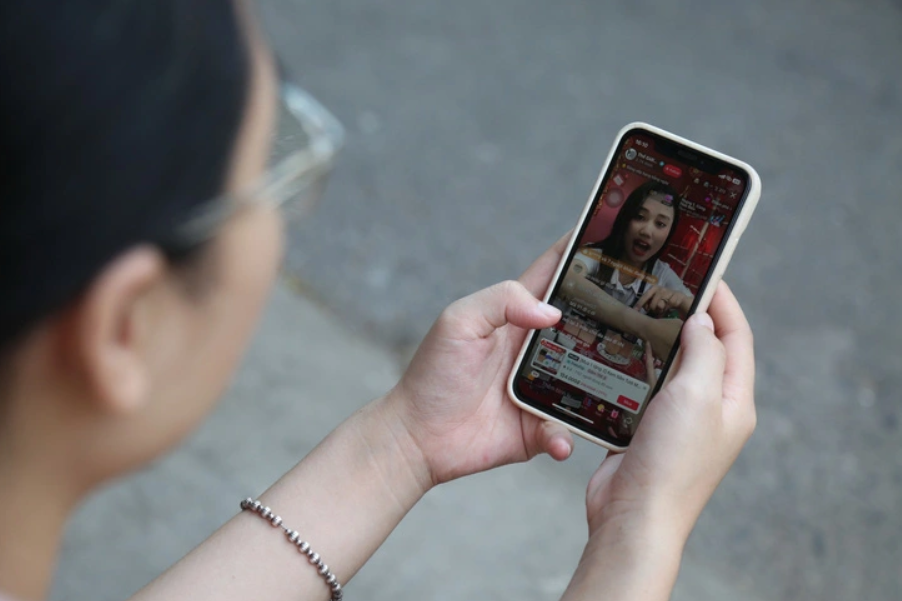 Gi&aacute;m đốc TikTok Việt Nam n&oacute;i về xử l&yacute; tin giả: C&oacute; những th&ocirc;ng tin tại thời điểm xuất hiện kh&ocirc;ng ai biết đ&uacute;ng hay sai, đ&oacute; mới nguy hiểm- Ảnh 2.