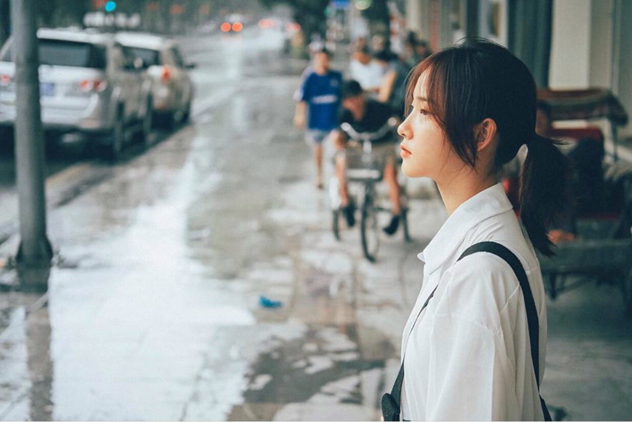 Ng&agrave;y mưa h&ocirc;m ấy, chồng cũ đứng dưới hi&ecirc;n nh&agrave;, nh&igrave;n t&ocirc;i v&agrave; n&oacute;i một c&acirc;u khiến t&ocirc;i lặng cả người, từ đ&oacute; mất ngủ nhiều đ&ecirc;m - Ảnh 1.