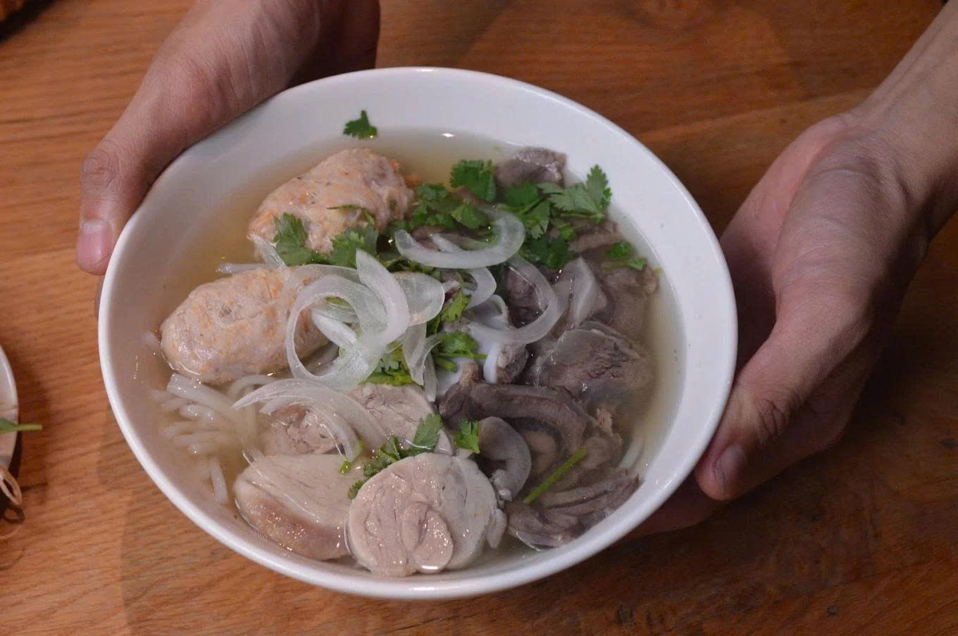 B&uacute;n b&ograve; O Kay: Hương vị thanh tao v&agrave; c&acirc;u chuyện buồn của cựu nghi&ecirc;n cứu vi&ecirc;n Harvard - Ảnh 9.