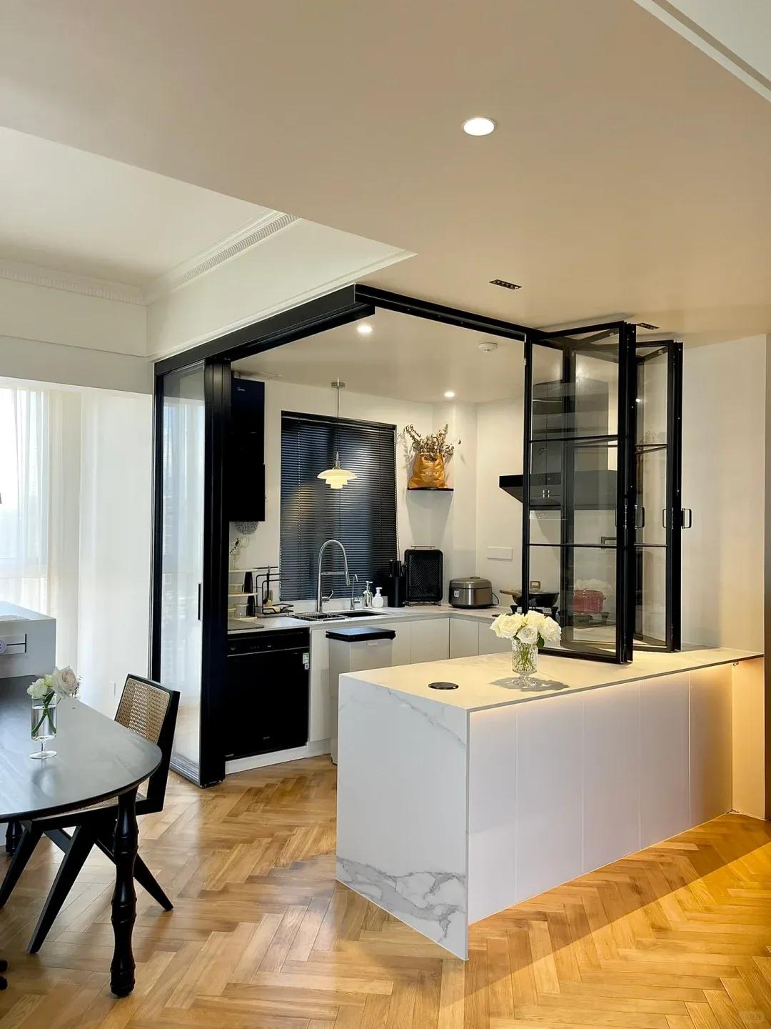 Bất chấp cả nh&agrave; phản đối, vợ chồng trẻ vẫn &ldquo;đục tường&rdquo; nh&agrave; bếp: Sau khi ho&agrave;n thiện, ai đến chơi cũng xin chụp lại thiết kế - Ảnh 2.