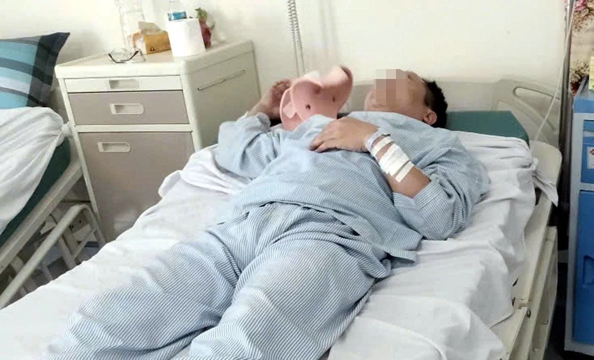 Người đ&agrave;n &ocirc;ng bị đấm gục khi nhắc cư d&acirc;n đeo rọ m&otilde;m cho ch&oacute; ở H&agrave; Nội - Ảnh 1.