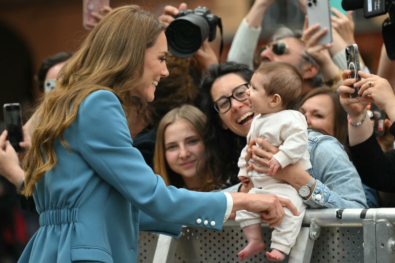 Vương phi Kate thu h&uacute;t h&agrave;ng ngh&igrave;n người d&acirc;n Italy trong chuyến c&ocirc;ng du đầu ti&ecirc;n sau 4 năm - Ảnh 2.