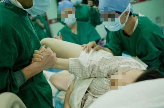 C&ocirc; g&aacute;i 20 tuổi bất ngờ sinh b&eacute; g&aacute;i 2,7kg sau một lần đau bụng: 