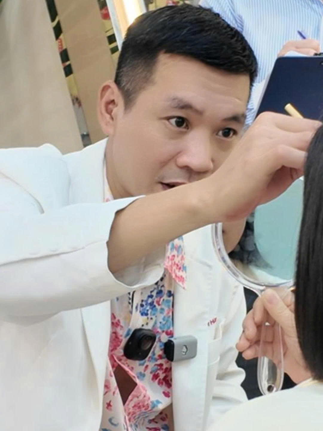 B&aacute;c sĩ thẩm mỹ: 