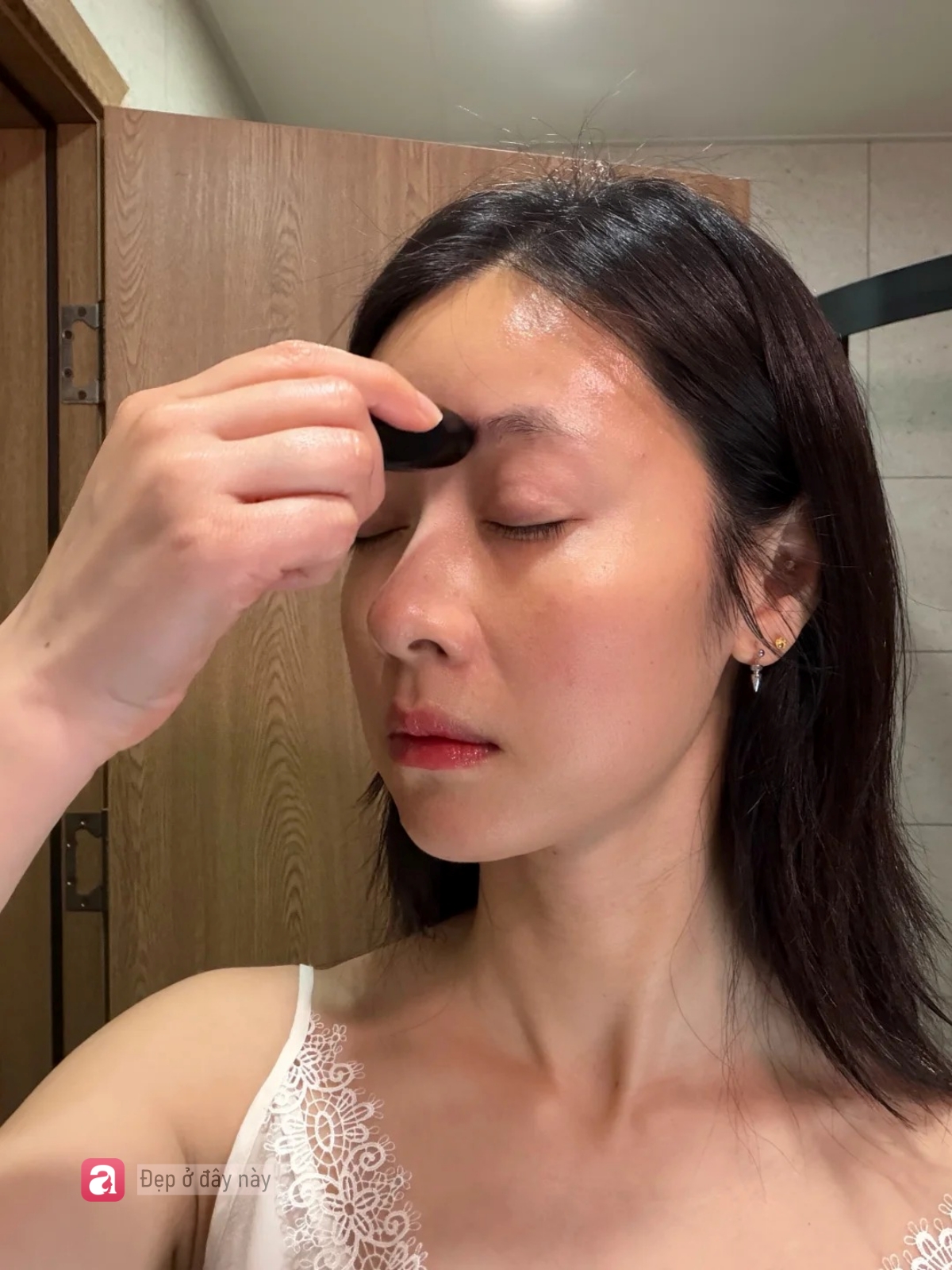 Sau tuổi 40, t&ocirc;i mới hiểu: Gương mặt trẻ l&acirc;u kh&ocirc;ng chỉ nhờ collagen m&agrave; c&ograve;n nhờ biết &ldquo;nu&ocirc;i&rdquo; lại h&agrave;ng r&agrave;o da - Ảnh 5.