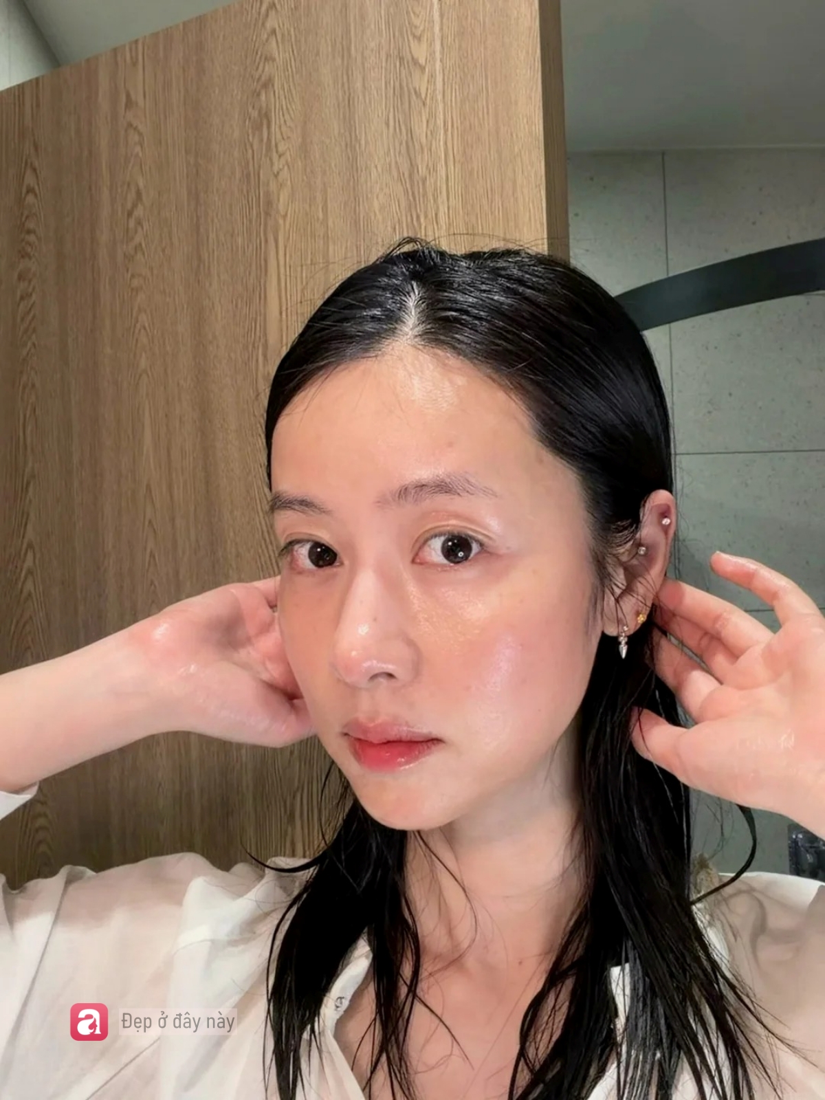 Sau tuổi 40, t&ocirc;i mới hiểu: Gương mặt trẻ l&acirc;u kh&ocirc;ng chỉ nhờ collagen m&agrave; c&ograve;n nhờ biết &ldquo;nu&ocirc;i&rdquo; lại h&agrave;ng r&agrave;o da - Ảnh 4.