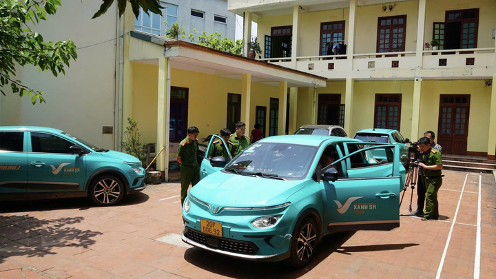 Bắt 4 t&agrave;i xế taxi gian lận cước bằng thiết bị ph&aacute; s&oacute;ng tại Th&aacute;i Nguy&ecirc;n - Ảnh 1.