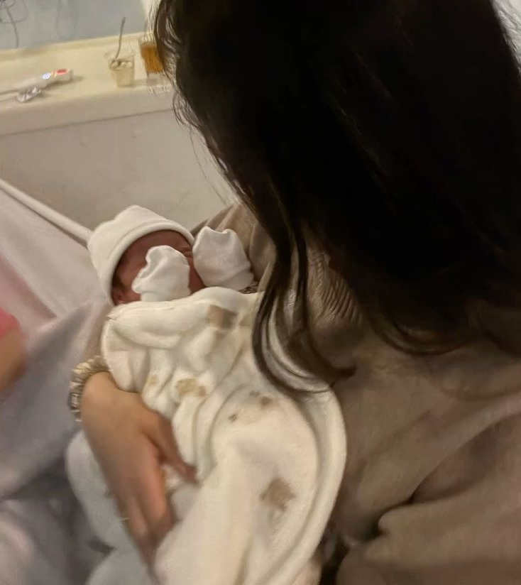 C&ocirc; g&aacute;i 20 tuổi bất ngờ sinh b&eacute; g&aacute;i 2,7kg sau một lần đau bụng: 