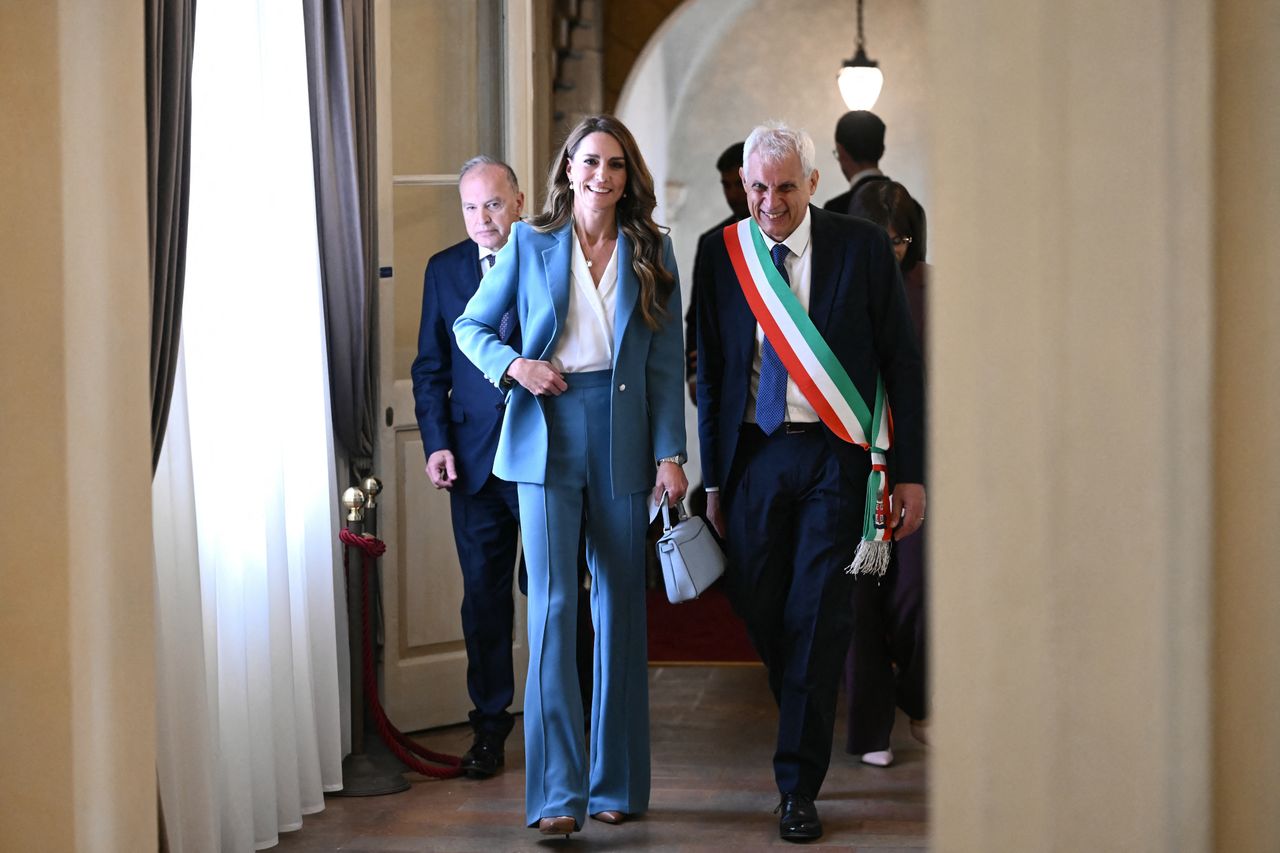 Vương phi Kate nổi bật với m&agrave;u xanh Savoy trong chuyến thăm Italy 2026 - Ảnh 1.