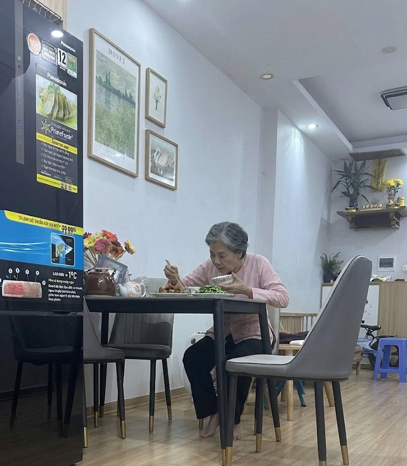 Chồng vừa quay đi, mẹ chồng liền cầm đũa bới tung đĩa thức ăn v&agrave; cuối c&ugrave;ng t&ocirc;i đ&atilde; biết được l&yacute; do  - Ảnh 1.