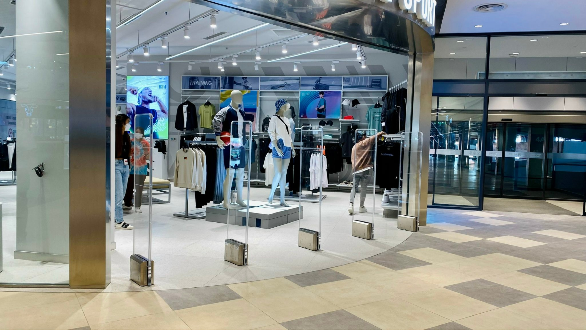 Cổng từ an ninh: Giải pháp "vàng" chống thất thoát cho siêu thị và shop thời trang - Ảnh 1.