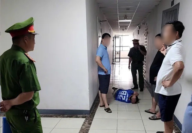 Người đ&agrave;n &ocirc;ng bị đấm gục khi nhắc cư d&acirc;n đeo rọ m&otilde;m cho ch&oacute; ở H&agrave; Nội - Ảnh 2.