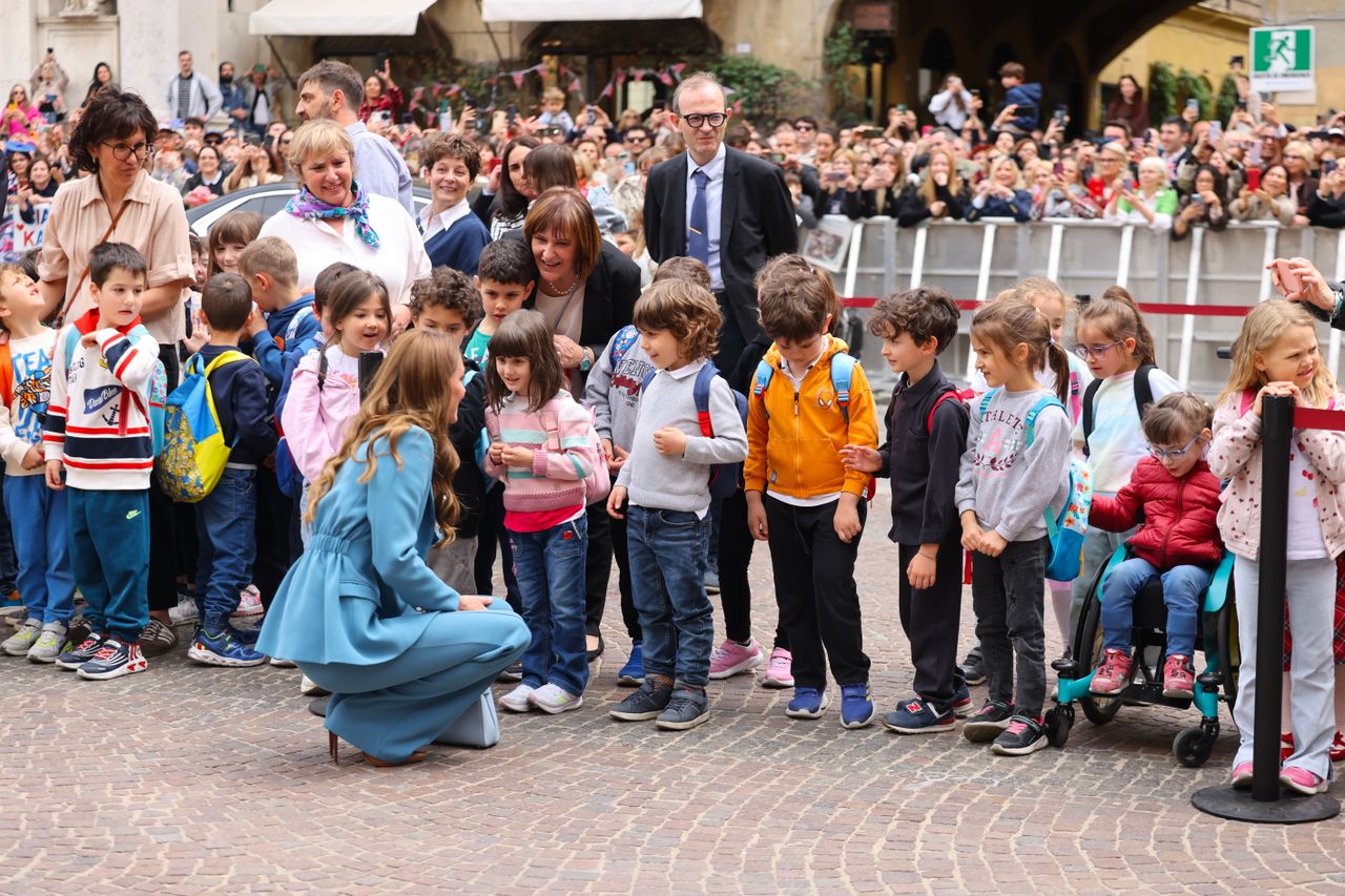 Vương phi Kate thu h&uacute;t h&agrave;ng ngh&igrave;n người d&acirc;n Italy trong chuyến c&ocirc;ng du đầu ti&ecirc;n sau 4 năm - Ảnh 4.