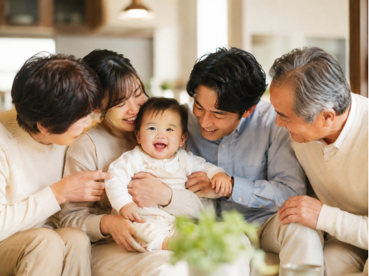 Khi em b&eacute; l&agrave; trung t&acirc;m cảm x&uacute;c của gia đ&igrave;nh trong những ng&agrave;y h&egrave; n&oacute;ng nực - Ảnh 1.