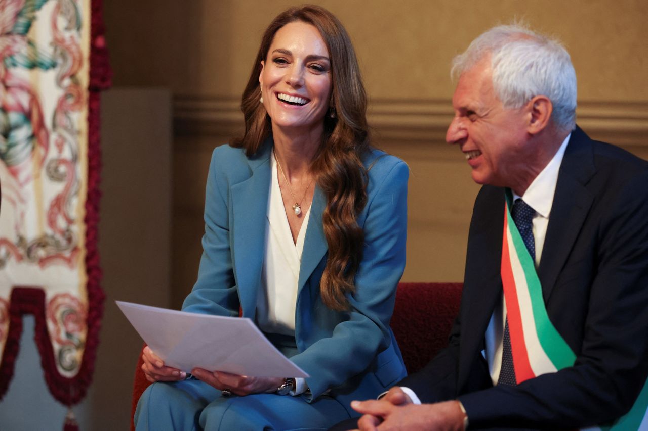 Vương phi Kate nổi bật với m&agrave;u xanh Savoy trong chuyến thăm Italy 2026 - Ảnh 3.