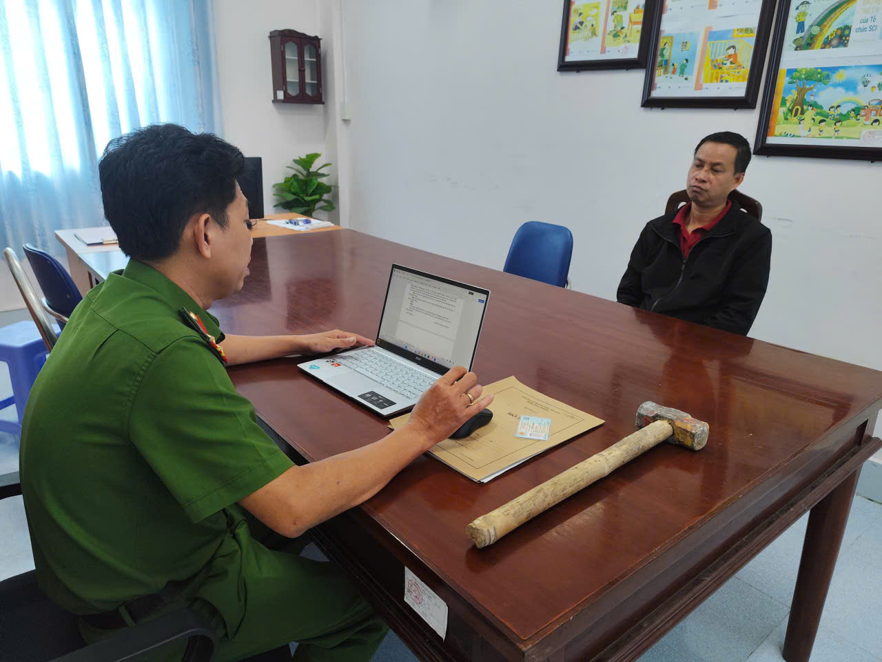 Đặng Viết Văn đập ph&aacute; hũ tro cốt gia đ&igrave;nh bạn g&aacute;i v&agrave; bị bắt giữ - Ảnh 1.